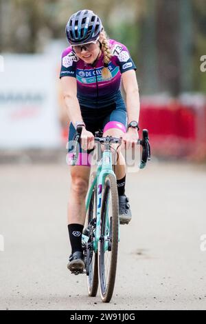 Anversa, Belgio. 23 dicembre 2023. La belga Laura Verdonschot supera il traguardo nella gara d'élite femminile della Coppa del mondo di ciclocross ad Anversa sabato 23 dicembre 2023, tappa 9 (su 14) della Coppa del mondo UCI. BELGA PHOTO JASPER JACOBS Credit: Belga News Agency/Alamy Live News Foto Stock