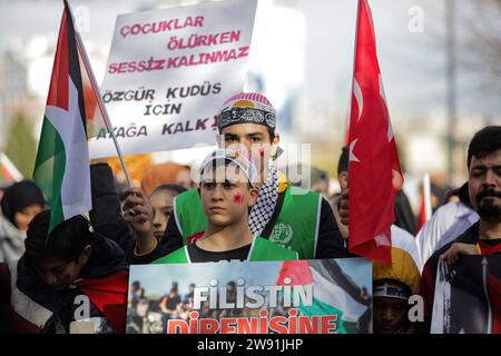 23 dicembre 2023: Gaziantep, Turkiye. 23 dicembre 2023. Decine di manifestanti si riuniscono nella città turca meridionale di Gaziantep per chiedere la libertà della Palestina. I partecipanti hanno innalzato la bandiera palestinese accanto a quella turca in solidarietà con i palestinesi, mostrando anche striscioni che chiedono la fine dell'operazione militare israeliana a Gaza e la protezione dei medici palestinesi nell'enclave palestinese assediata. La dimostrazione è stata organizzata IHH Humanitarian Relief Foundation (immagine di credito: © Zakariya Yahya/IMAGESLIVE via ZUMA Press Wire) SOLO PER USO EDITORIALE! Non per COM Foto Stock