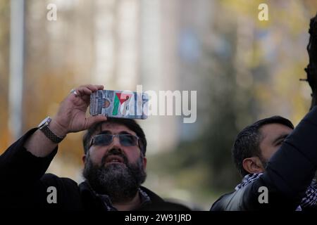 23 dicembre 2023: Gaziantep, Turkiye. 23 dicembre 2023. Decine di manifestanti si riuniscono nella città turca meridionale di Gaziantep per chiedere la libertà della Palestina. I partecipanti hanno innalzato la bandiera palestinese accanto a quella turca in solidarietà con i palestinesi, mostrando anche striscioni che chiedono la fine dell'operazione militare israeliana a Gaza e la protezione dei medici palestinesi nell'enclave palestinese assediata. La dimostrazione è stata organizzata IHH Humanitarian Relief Foundation (immagine di credito: © Zakariya Yahya/IMAGESLIVE via ZUMA Press Wire) SOLO PER USO EDITORIALE! Non per COM Foto Stock