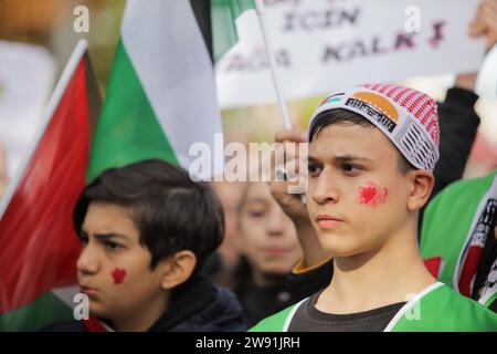 23 dicembre 2023: Gaziantep, Turkiye. 23 dicembre 2023. Decine di manifestanti si riuniscono nella città turca meridionale di Gaziantep per chiedere la libertà della Palestina. I partecipanti hanno innalzato la bandiera palestinese accanto a quella turca in solidarietà con i palestinesi, mostrando anche striscioni che chiedono la fine dell'operazione militare israeliana a Gaza e la protezione dei medici palestinesi nell'enclave palestinese assediata. La dimostrazione è stata organizzata IHH Humanitarian Relief Foundation (immagine di credito: © Zakariya Yahya/IMAGESLIVE via ZUMA Press Wire) SOLO PER USO EDITORIALE! Non per COM Foto Stock