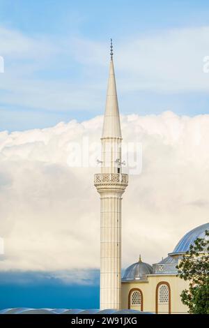 Minareto di moschea bianca. Minareto moschea con nuvole sullo sfondo in Turchia Foto Stock