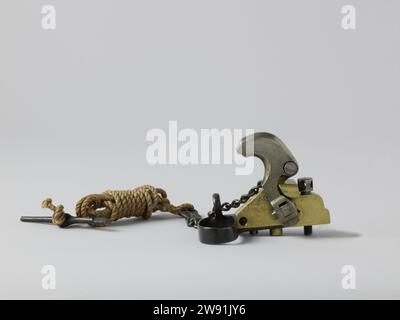 Gunlock (percussione), anonimo, blocco a percussione 1830 - 1834 Percussieslot con alloggiamento in ottone e meccanismo in ferro, gallo, bullone di fissaggio e anello intorno allo Zundgat. Deve essere montato in lunghezza sul lato destro della chiusura e ha un bullone di fissaggio verticale e una sporgenza sul fondo. Il martello viene tirato verso il basso con una catena, che scorre in avanti attraverso un occhio, mentre una cresta lo spinge a sinistra sul lato sinistro della serratura; una volta giù il martello viene spinto indietro a destra da una molla sull'altro lato della casa; questo per evitare che il martello venga colpito dalla violenza b Foto Stock