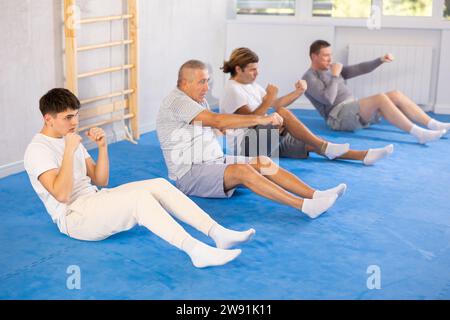 Gli allievi degli uomini eseguono esercizi per rafforzare la pressione e migliorare la precisione delle mani Foto Stock