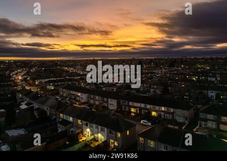 Radford, Coventry, West Midlands, Regno Unito. 23 dicembre 2023. Il sole tramonta su Coventry dopo una giornata di sole e di forti venti. Credito: AG News/Alamy Live News Foto Stock