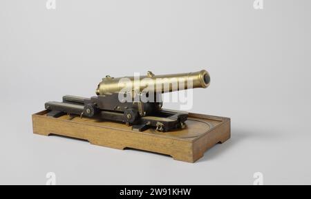 Modello di una pistola da 60 pounder su Slide and Pivot, anonimo, modello dimostrativo del 1855 modello di un cannone lungo di 60 kg su un posto di svolta su una tavola di terra, incompleto. L'anello, 36 cm per un lungo periodo di tempo e con calibro di 20 mm, è dotato di un anello a spazzola con un elemento di chiusura allentato, di una visiera dietro (manca l'asta di progettazione), di una a all'altezza dei rubinetti e di una parte anteriore, e una fessura di percussione che colpisce ad angolo; l'uva è piatta. La parte superiore, dalla parte anteriore più stretta rispetto a quella posteriore, è costituita da due guance con quattro scale, collegate da un polpaccio inclinato, le stazioni degli assali e due bulloni che passano dritti Foto Stock