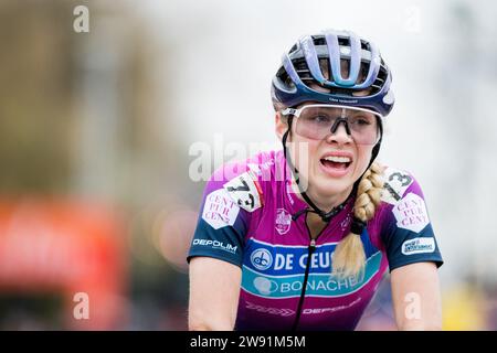 Anversa, Belgio. 23 dicembre 2023. La belga Laura Verdonschot supera il traguardo nella gara d'élite femminile della Coppa del mondo di ciclocross ad Anversa sabato 23 dicembre 2023, tappa 9 (su 14) della Coppa del mondo UCI. BELGA PHOTO JASPER JACOBS Credit: Belga News Agency/Alamy Live News Foto Stock