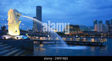 La fontana Merlion è il simbolo di Singapore e attrae milioni di turisti ogni anno in città. Foto Stock