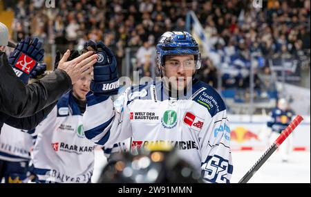 Muenchen, Deutschland. 23 dicembre 2023. Sven Ziegler (Iserlohn Roosters, n. 52) beim Abklatschen an der Bank nach seinem Tor zum 1:1 - Ausgleich. EHC Red Bull Muenchen gegen Iserlohn Roosters, Eishockey, DEL, 30. Spieltag, Saison 2023/2024, 23.12.2023. Foto: Eibner-Pressefoto/Heike Feiner Credit: dpa/Alamy Live News Foto Stock