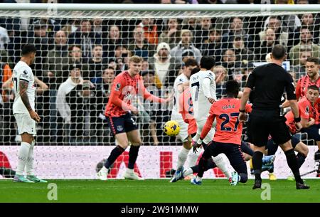 Londra, Regno Unito. 23 dicembre 2023. OBIETTIVO. Son Heung-min (Tottenham, 7) segna il secondo gol degli Spurs durante la partita del Tottenham V Everton Premier League al Tottenham Hotspur Stadium. Crediti: MARTIN DALTON/Alamy Live News Foto Stock