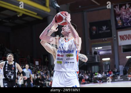 Tortona, Italia. 23 dicembre 2023. #24 mezzanotte Andrea (NutriBullet Treviso) durante Bertram Derthona Tortona vs Nutribullet Treviso Basket, partita di serie A di pallacanestro italiano A Tortona, Italia, 23 dicembre 2023 credito: Independent Photo Agency/Alamy Live News Foto Stock