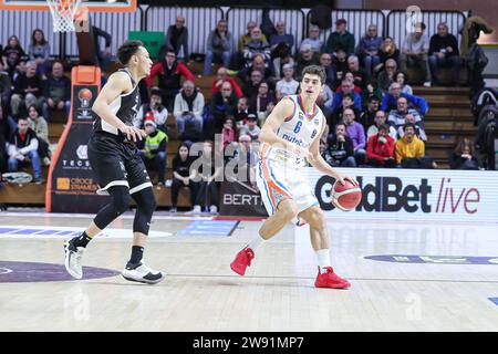 Tortona, Italia. 23 dicembre 2023. #6 Zanelli Alessandro durante la partita di Bertram Derthona Tortona vs Nutribullet Treviso Basket, serie A di pallacanestro italiana a Tortona, Italia, 23 dicembre 2023 credito: Independent Photo Agency/Alamy Live News Foto Stock