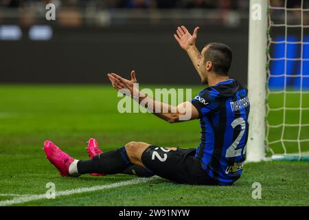 Milano, Italia. 23 dicembre 2023. Henrikh Mkhitaryan del FC Internazionale reagisce durante la partita di serie A 2023/24 tra FC Internazionale e US Lecce allo Stadio Giuseppe Meazza, Milano, Italia il 23 dicembre 2023 Credit: Independent Photo Agency/Alamy Live News Foto Stock