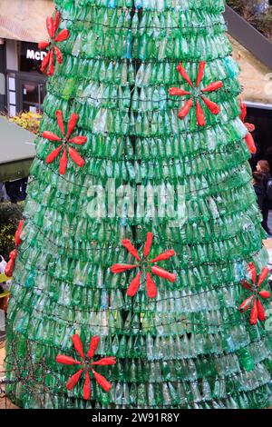 Bordeaux, Francia. 23 dicembre 2023. Ecologia e albero di Natale 100% eco-responsabile. Questo albero di Natale creato con 3000 bottiglie di plastica recuperate aumenta la consapevolezza del consumo eccessivo di plastica che inquina gli oceani e il pianeta. I visitatori sono incoraggiati ad adottare comportamenti più ecologici nella loro vita quotidiana per ridurre o evitare questo inquinamento. Ogni minuto quasi un milione di bottiglie di plastica vengono vendute in tutto il mondo. Foto di Hugo Martin/Alamy Live News. Foto Stock