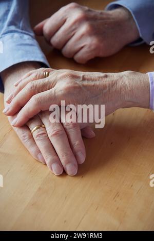 Close-up di coppia senior tenendo le mani Foto Stock