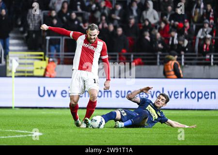 Anversa, Belgio. 23 dicembre 2023. Vincent Janssen di Anversa e Roman Neustadter di Westerlo fotografati in azione durante una partita di calcio tra Royal Antwerp FC e KVC Westerlo, il giorno 19 della stagione 2023-2024 della prima divisione della "Jupiler Pro League" del campionato belga, ad Anversa sabato 23 dicembre 2023. BELGA PHOTO TOM GOYVAERTS Credit: Belga News Agency/Alamy Live News Foto Stock