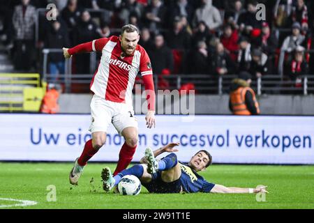 Anversa, Belgio. 23 dicembre 2023. Vincent Janssen di Anversa e Roman Neustadter di Westerlo fotografati in azione durante una partita di calcio tra Royal Antwerp FC e KVC Westerlo, il giorno 19 della stagione 2023-2024 della prima divisione della "Jupiler Pro League" del campionato belga, ad Anversa sabato 23 dicembre 2023. BELGA PHOTO TOM GOYVAERTS Credit: Belga News Agency/Alamy Live News Foto Stock