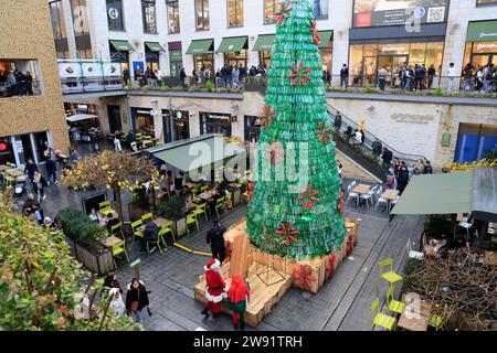 Bordeaux, Francia. 23 dicembre 2023. Ecologia e albero di Natale 100% eco-responsabile. Questo albero di Natale creato con 3000 bottiglie di plastica recuperate aumenta la consapevolezza del consumo eccessivo di plastica che inquina gli oceani e il pianeta. I visitatori sono incoraggiati ad adottare comportamenti più ecologici nella loro vita quotidiana per ridurre o evitare questo inquinamento. Ogni minuto quasi un milione di bottiglie di plastica vengono vendute in tutto il mondo. Foto di Hugo Martin/Alamy Live News. Foto Stock