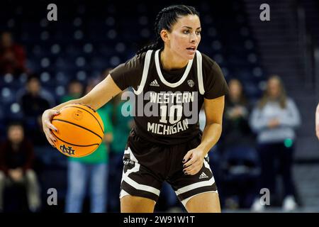 South Bend, Indiana, USA. 21 dicembre 2023. La guardia del Michigan occidentale Gabi Saxman (10) dirige l'attacco durante l'azione di pallacanestro femminile NCAA tra i Western Michigan Broncos e Notre Dame Fighting Irish al Purcell Pavilion presso il Joyce Center di South Bend, Indiana. John Mersits/CSM/Alamy Live News Foto Stock