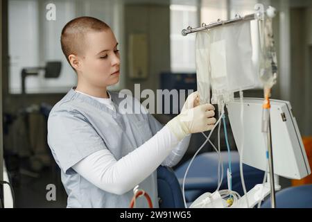 Specialista medico che prepara sacche di sangue per la procedura di donazione in ospedale Foto Stock