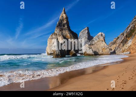 Portogallo, quartiere di Lisbona, formazioni rocciose sulla spiaggia di Praia da Ursa Foto Stock