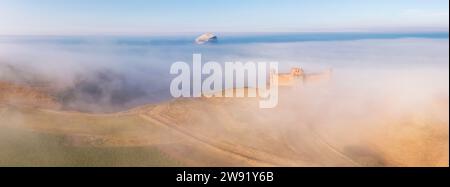 Regno Unito, Scozia, North Berwick, panorama aereo del castello di Tantallon avvolto dalla nebbia mattutina Foto Stock