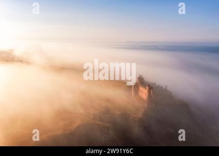 Regno Unito, Scozia, North Berwick, vista aerea del castello di Tantallon avvolta nella nebbia mattutina Foto Stock