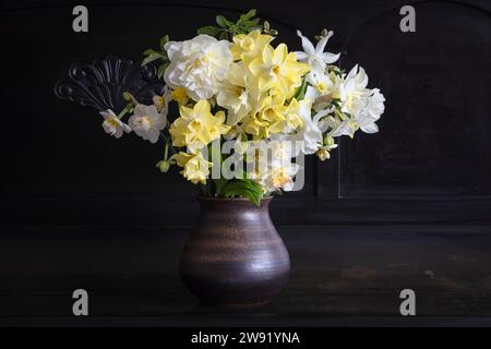 Bouquet di diverse varietà di narcisi Foto Stock