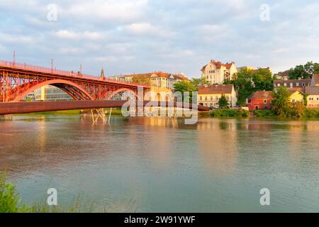 Slovenia, Stajerska, Maribor, Ponte Vecchio sul fiume Drava Foto Stock