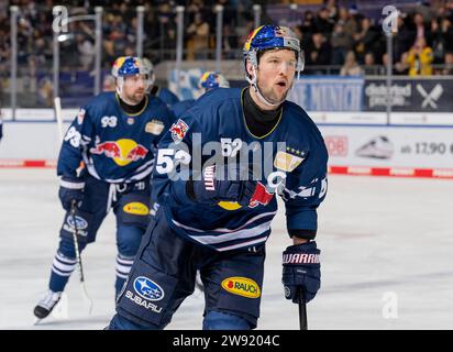 Muenchen, Deutschland. 23 dicembre 2023. Patrick Hager (EHC Red Bull Muenchen, n. 52) bei der Rueckkehr zur Bank nach seinem Tor zum 2:1. EHC Red Bull Muenchen gegen Iserlohn Roosters, Eishockey, DEL, 30. Spieltag, Saison 2023/2024, 23.12.2023. Foto: Eibner-Pressefoto/Heike Feiner Credit: dpa/Alamy Live News Foto Stock