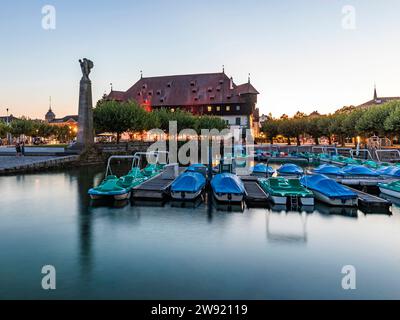 Germania, Baden-Wurttemberg, Costanza, pedalò ormeggiate nel porto sulla riva del Bodensee al crepuscolo Foto Stock