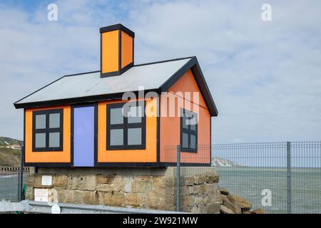 Folkestone, Kent ,regno unito 1 agosto 2023 bungalow arancione e nero di Richard Woods sul porto, in Inghilterra Foto Stock