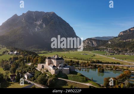 Austria, Stiria, Stainach-Purgg, vista sui droni del castello di Trautenfels e sulla vetta di Grimming Foto Stock