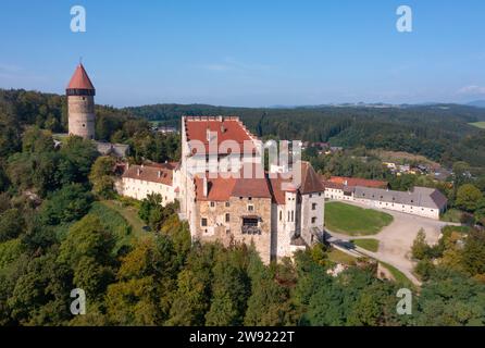 Austria, alta Austria, vista sui droni del Burg Clam e la foresta circostante Foto Stock