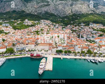 Croazia, Contea di Spalato-Dalmazia, Makarska, vista aerea della città costiera in estate Foto Stock