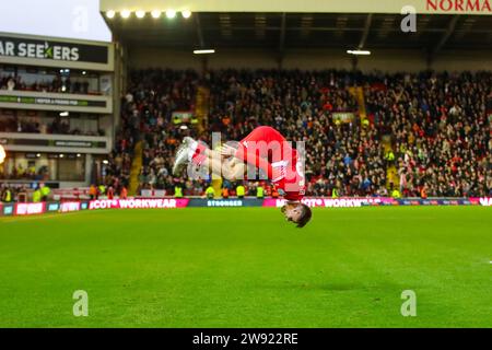 Oakwell Stadium, Barnsley, Inghilterra - 23 dicembre 2023 John McAtee (45) di Barnsley celebra il suo gol - durante la partita Barnsley V Stevenage, Sky Bet League One, 2023/24, Oakwell Stadium, Barnsley, Inghilterra - 23 dicembre 2023 crediti: Mathew Marsden/WhiteRosePhotos/Alamy Live News Foto Stock