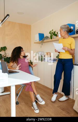 Imprenditrici avendo discussioni in ufficio Foto Stock