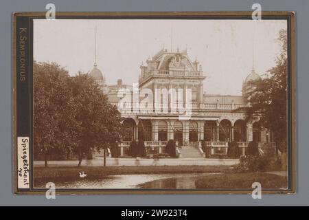 Vista del padiglione Vondelpark ad Amsterdam, Koop Remmerts Semplonius, 1881 - 1915 Fotografia di Amsterdam supporto fotografico. parco di cartone. Facciata (di casa o edificio) Vondelparkpaviljoen Foto Stock