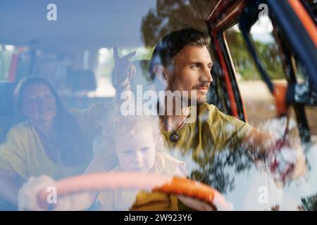 La famiglia seduto nel camper visto attraverso il parabrezza Foto Stock