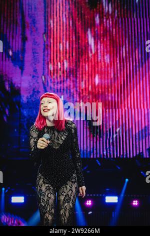 Zurigo, Svizzera. 15 dicembre 2023. Il gruppo Enligsh Sophie and the Giants si esibisce dal vivo durante l'Energy Star Night 2023 a St. Jakob Halle a Basilea. Qui la cantante Sophie Scott è vista dal vivo sul palco. (Foto: Gonzales Photo - Tilman Jentzsch). Foto Stock