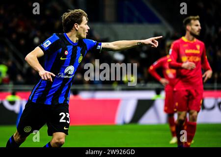 Milano, Italia. 23 dicembre 2023. Nicolò Barella del FC Internazionale festeggia dopo aver segnato un gol durante la partita di serie A italiana Inter vs Lecce allo Stadio San Siro di Milano il 23 dicembre 2023 crediti: Piero Cruciatti/Alamy Live News Foto Stock