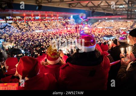 Berlino, Germania. 23 dicembre 2023. Calcio: Bundesliga, 1. FC Union: Carolaggio natalizio allo Stadion an der Alten Försterei. Credito: Christoph Soeder/dpa/Alamy Live News Foto Stock