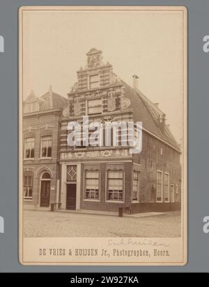 Facciata di una casa a Enkhuizen, De Vries & Huijsen jr., 1870 - 1900 Fotografia supporto fotografico Enkhuizen. gli albumi di cartone stampano gli alloggi urbani. Facciata (di casa o edificio) Enkhuizen Foto Stock