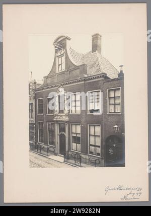 Facciata van Grote Houtstraat 99 a Haarlem, Anonimo (Monumentenzorg) (possibile), A.J.M. Mulder (attribuito a), 1907 Fotografia Grote Houtstraat supporto fotografico. facciata in cartone con stampa in argento e gelatina (di casa o di edificio). Alloggi urbani Grote Houtstraat Foto Stock