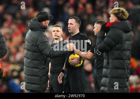 L'allenatore del Liverpool Jurgen Klopp (a sinistra) parla con l'arbitro Chris Kavanagh dopo il fischio finale nella partita di Premier League ad Anfield, Liverpool. Data immagine: Sabato 23 dicembre 2023. Foto Stock