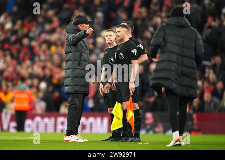 L'allenatore del Liverpool Jurgen Klopp (a sinistra) parla con l'arbitro Chris Kavanagh dopo il fischio finale nella partita di Premier League ad Anfield, Liverpool. Data immagine: Sabato 23 dicembre 2023. Foto Stock