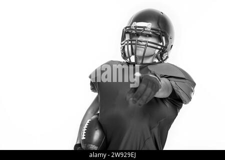 Immagini in bianco e nero di una ragazza sportiva con l'uniforme di un giocatore di football americano. Concetto sportivo. Sfondo bianco. Supporti misti Foto Stock