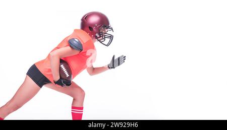 Donna in uniforme di un giocatore della squadra di football americano si prepara a correre con la palla. Sfondo bianco. Concetto sportivo. Supporti misti Foto Stock