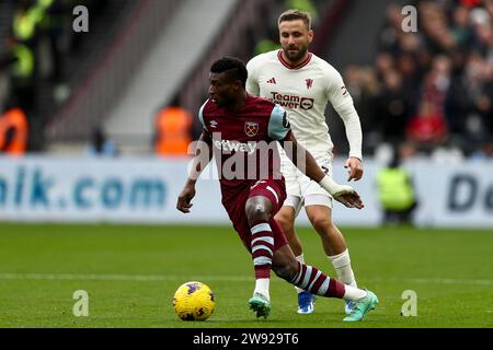 Stratford, Regno Unito. 23 dicembre 2023. Mohammed Kudus del West Ham United viene messo sotto pressione da Luke Shaw del Manchester United durante la partita di Premier League tra il West Ham United e il Manchester United al London Stadium di Stratford sabato 23 dicembre 2023. (Foto: Tom West | mi News) crediti: MI News & Sport /Alamy Live News Foto Stock