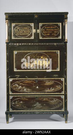 Secretaire in Zwarte Lak, Sasaya, c. 1800 - c. 1820 Segretario in lacca nera, decorato con lacca d'oro e polvere d'oro e intarsiato con madreperla. Il mobile base ha due cassetti su cui, paesaggi giapponesi di madreperla intarsiata. Sopra una valvola sopra la quale anche un ovale, con la presentazione dello sbarco delle truppe ad un'incisione di Cornelis Brouwer (FMH 5531/1) in lacca madre perla e oro. Il top sfuso con due colonne indipendenti in avorio con base in rame rosso e capitelli, ha due ante, entrambe con iscrizioni. Legno giapponese (materiale vegetale). vernice (rivestimento). Foto Stock