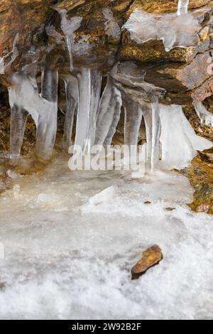 Sculture naturali di ghiaccio create dal ghiaccio nella sierra nevada Foto Stock